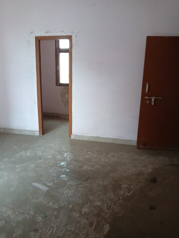 Room in 3 BHK Apartment at HIG Apartments, Omicron I Greater Noida – for Sale