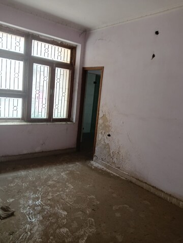 Room in 3 BHK Apartment at HIG Apartments, Omicron I Greater Noida – for Sale