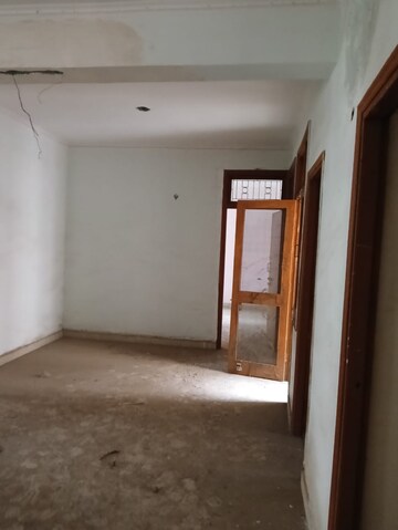 Room in 3 BHK Apartment at HIG Apartments, Omicron I Greater Noida – for Sale