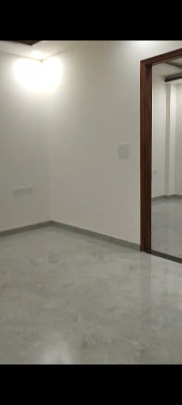 Room in 3 BHK Builder Floor at RPS Palm Drive, Sector 88 – for Sale
