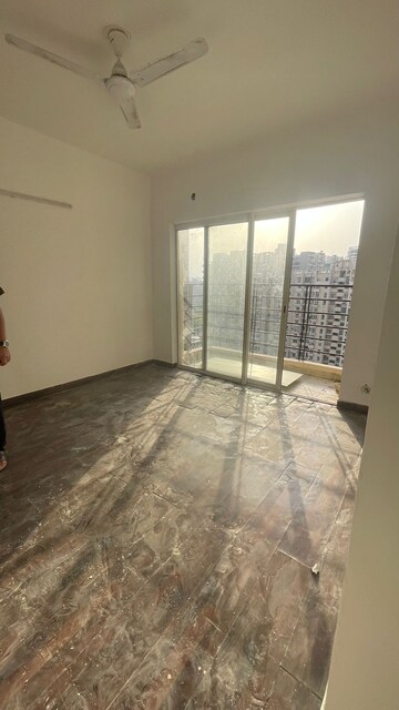 Room in 3 BHK Apartment at Paras Tierea, Sector 137 – for Sale