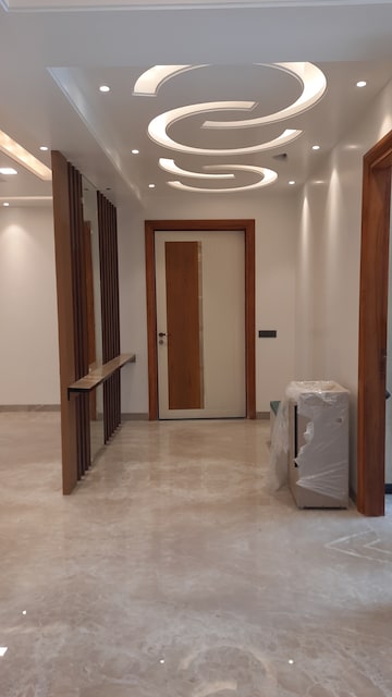 Furnished Amenities in 3 BHK Builder Floor at BPTP Parkland, Sector 75 – for Sale