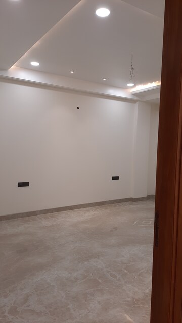 Room in 3 BHK Builder Floor at BPTP Parkland, Sector 75 – for Sale