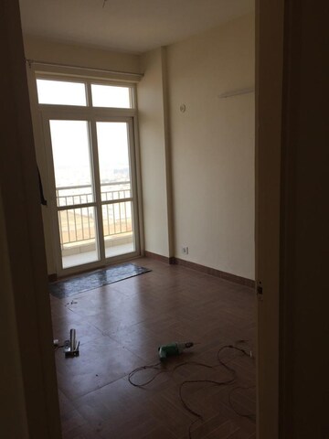 Room in 2 BHK Apartment at Klj Platinum Plus, Sector 77 – for Sale