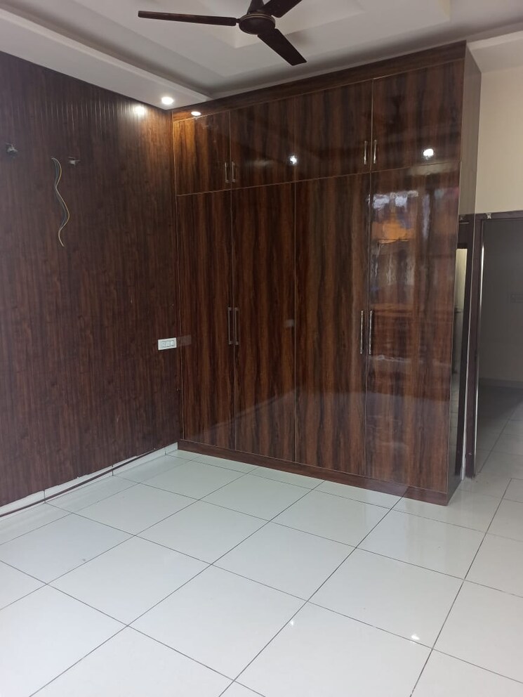 Room, ghazipur 3.5 Bedroom 145 Sq.Yd. Builder Floor In Ghazipur Zirakpur 7266828