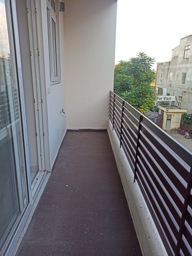 Balcony, ghazipur 3.5 Bedroom 145 Sq.Yd. Builder Floor In Ghazipur Zirakpur 7266828