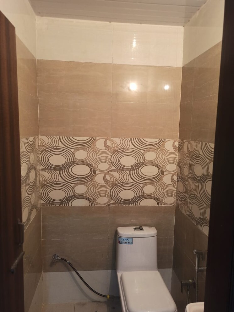 Bathroom, ghazipur 3.5 Bedroom 145 Sq.Yd. Builder Floor In Ghazipur Zirakpur 7266828