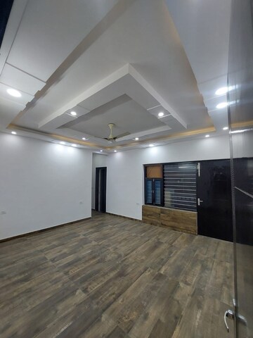 Room in 4 BHK Builder Floor at Green Fields Colony – for Sale