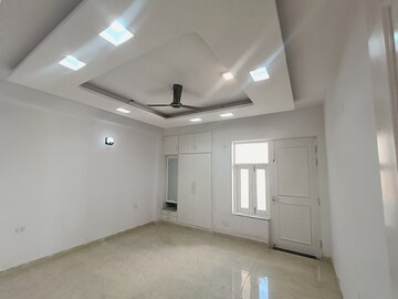 Room in 4 BHK Builder Floor at Green Fields Colony – for Sale