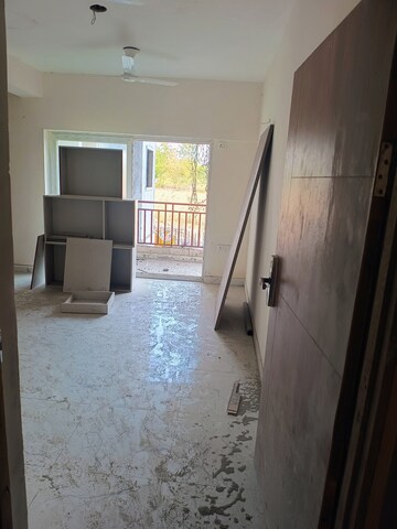 Room in 2 BHK Apartment at Earthcon Casa Grande II, Chi V Greater Noida – for Sale