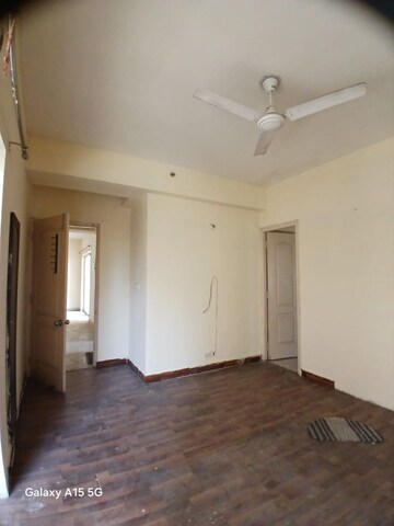 Room in 2 BHK Apartment at Paras Tierea, Sector 137 – for Sale