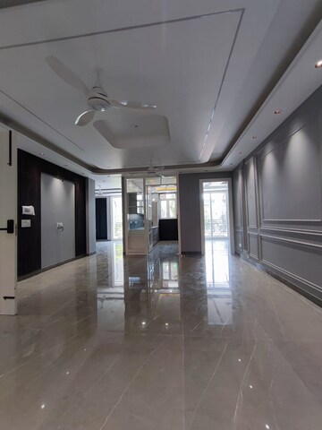 Parking in 2.5 BHK Builder Floor at Sector 21c – for Sale