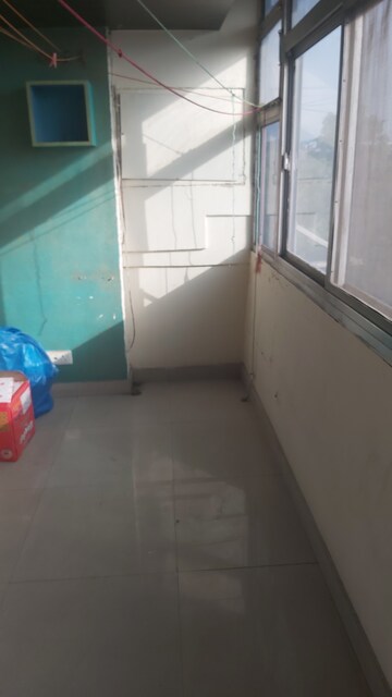 Furnished Amenities in 2.5 BHK Apartment at Mayur Vihar 1 – for Sale