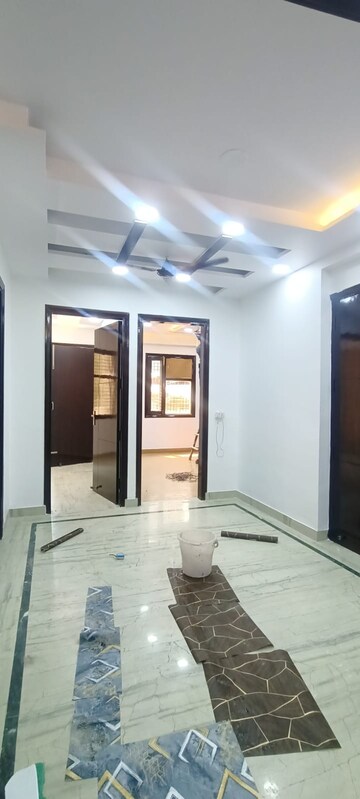 Building Lobby in 4 BHK Builder Floor at Mahavir Enclave – for Sale