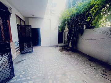 Parking in 3.5 BHK Builder Floor at Sainik Colony – for Sale