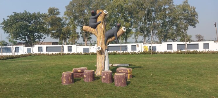 Garden, nipania  1000 Sq.Yd. Plot In Nipania Indore 7270173