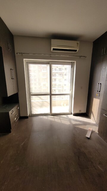 Room in 3.5 BHK Apartment at BPTP The Resort, Sector 75 – for Sale