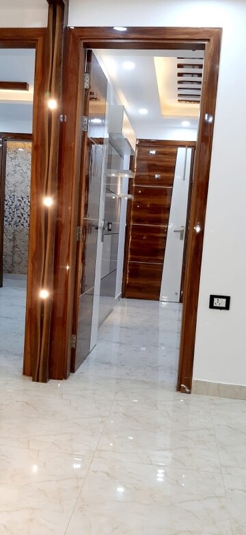 Building Lobby in 2 BHK Builder Floor at Mahavir Enclave 1 – for Sale