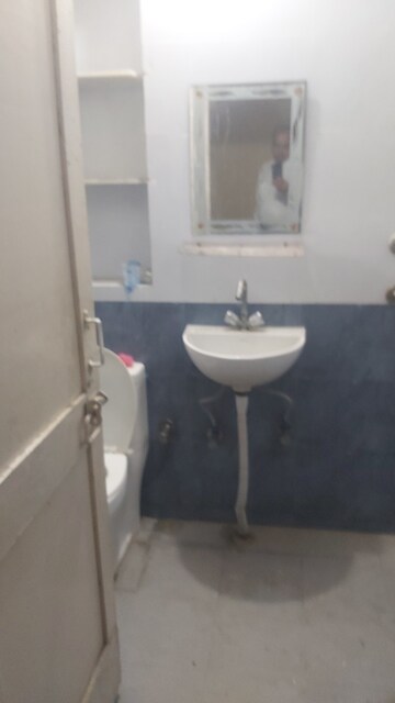 Furnished Amenities in 3.5 BHK Apartment at Mayur Vihar Phase 1 – for Sale