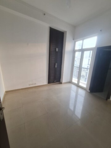 Room in 3 BHK Apartment at Nirala Estate, Tech Zone 4 Greater Noida – for Sale