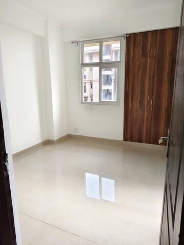 Room in 2 BHK Apartment at Amrapali Princely Estate, Sector 76 – for Sale