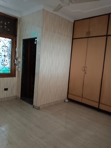 Room in  Shop at Lajpat Nagar – for Rent