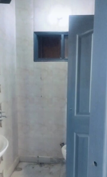 Furnished Amenities in 3 BHK Builder Floor at Uttam Nagar – for Sale