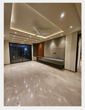 Room in 4 BHK Builder Floor at DLF Royale Residences, Dlf Phase I – for Sale