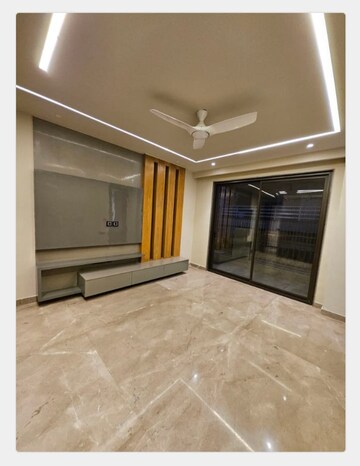 Room in 4 BHK Builder Floor at DLF Royale Residences, Dlf Phase I – for Sale