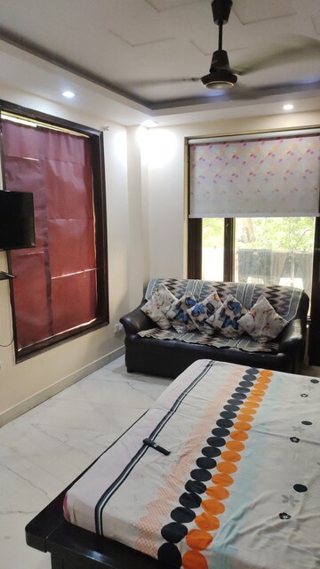 Furnished Amenities in 3 BHK Builder Floor at Ramesh Nagar – for Sale