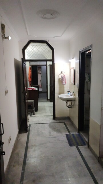Furnished Amenities in 2 BHK Builder Floor at Mansarover Garden – for Sale
