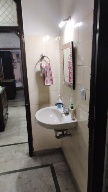 Furnished Amenities in 2 BHK Builder Floor at Mansarover Garden – for Sale
