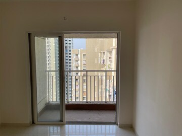 Room in 2 BHK Apartment at Lodha Amara, Kolshet Road – for Sale