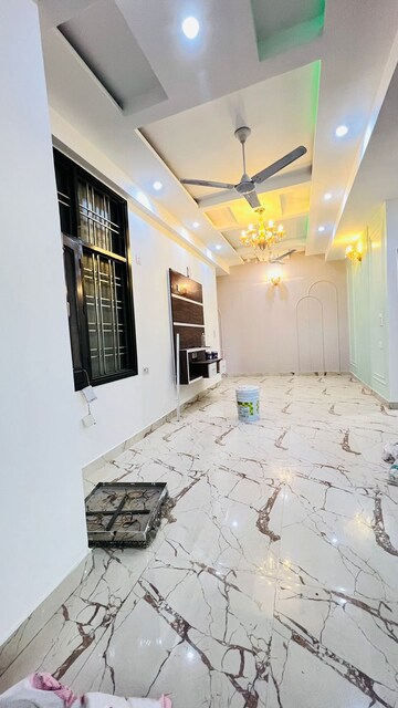 Room in 2 BHK Builder Floor at Happy Home Noida, Sector 73 – for Sale