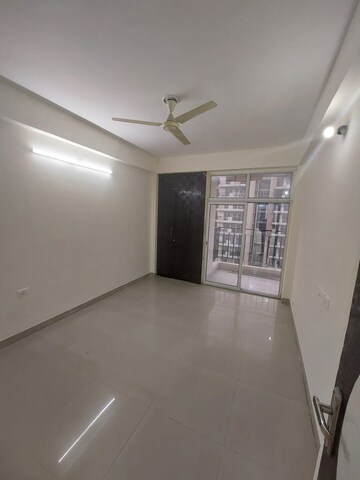 Room in 2.5 BHK Apartment at Nirala Aspire, Sector 16 Greater Noida – for Sale