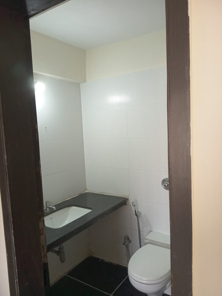 Bathroom, aditya-garden-city 3 Bedroom 802 Sq.Ft. Apartment In Warje Pune 7277026
