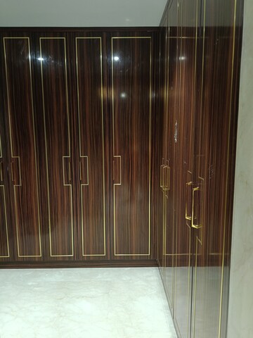 Furnished Amenities in 4 BHK Builder Floor at Unitech South City II, Sector 50 – for Sale