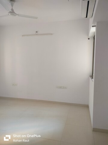 Room in 1.5 BHK Apartment at Lodha Splendora, Ghodbunder Road – for Sale