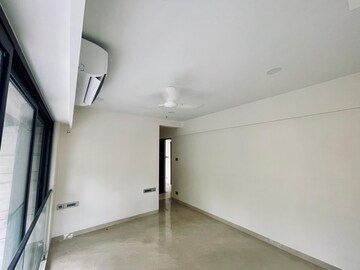 Room in 3 BHK Apartment at Khar West – for Sale