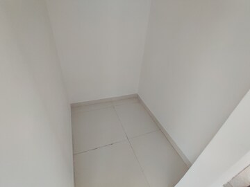 Room in 3 BHK Apartment at Lodha Amara, Kolshet Road – for Sale