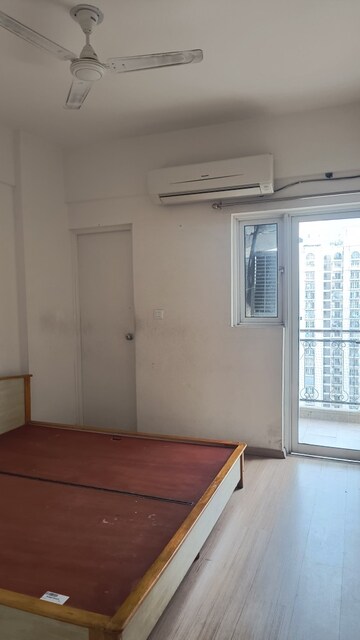 Room in 3 BHK Apartment at Moti Nagar – for Sale