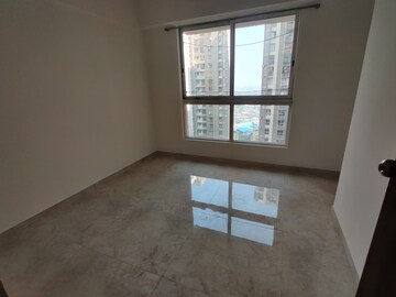 Room in 1.5 BHK Apartment at Lodha Amara, Kolshet Road – for Sale