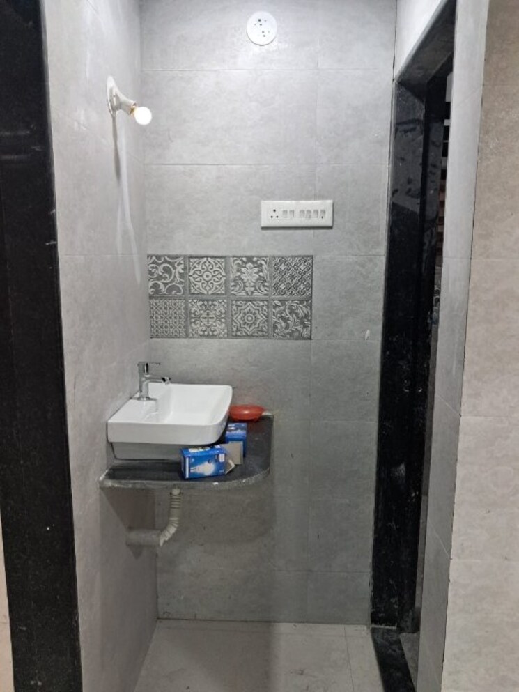 Bathroom, prestige-complex 1 Bedroom 500 Sq.Ft. Apartment In Chinchwad Pune 7280064