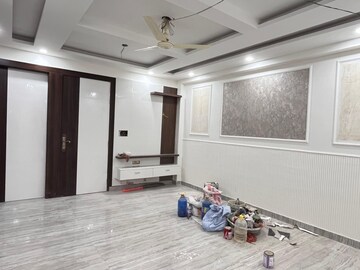 Parking in 3 BHK Builder Floor at Dashrath Puri – for Sale