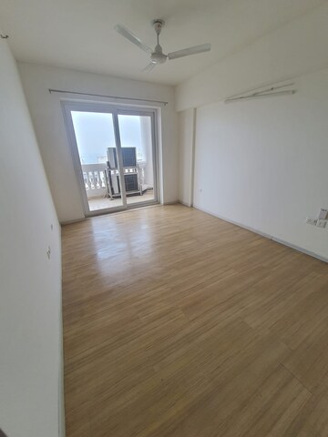 Room in 3 BHK Apartment at DLF The Skycourt, Sector 86 – for Sale