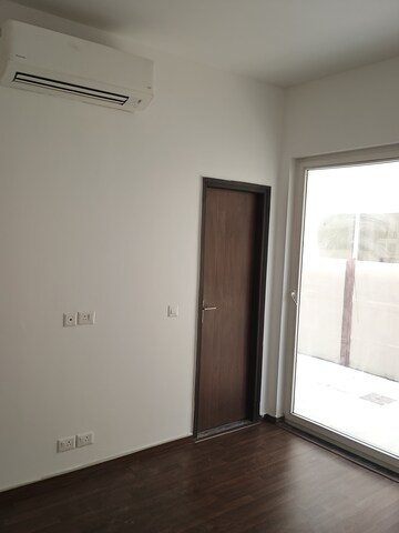 Furnished Amenities in 3.5 BHK Builder Floor at BPTP Amstoria Country Floor , Sector 102 – for Sale