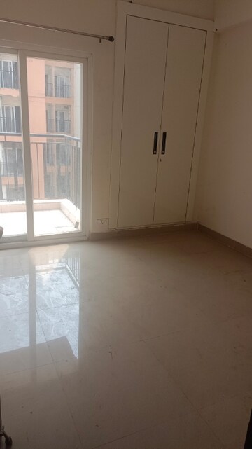 Room in 3 BHK Apartment at Amrapali Centurian Park, Tech Zone 4 Greater Noida – for Sale