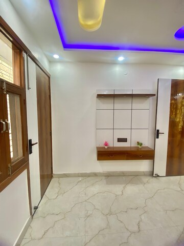 Room in 3 BHK Builder Floor at Dwarka Mor – for Sale
