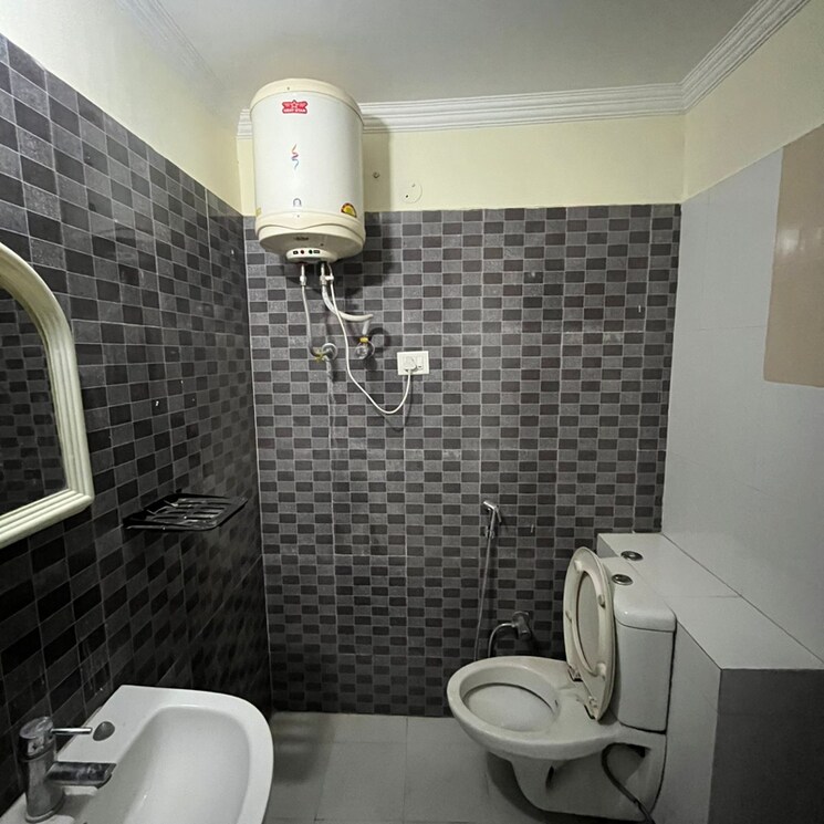 Bathroom, shramik-kunj-noida 2 Bedroom 750 Sq.Ft. Apartment In Sector 122 Noida 7284022