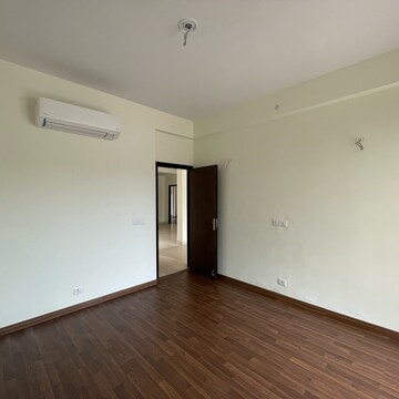 Room in 3 BHK Builder Floor at BPTP Amstoria, Sector 102 – for Sale